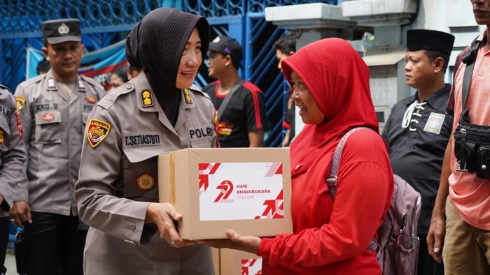 Polrestabes Semarang menyalurkan 1.000 paket sembako kepada masyarakat dalam rangka menyambut HUT ke-79 Bhayangkara.