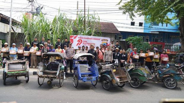 Polrestabes Semarang menyalurkan 1.000 paket sembako kepada masyarakat dalam rangka menyambut HUT ke-79 Bhayangkara.