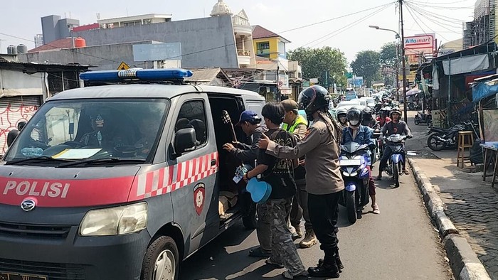 Polsek Palmerah menggelar operasi premanisme bersama instansi terkait. Sebanyak 20 orang diamankan dalam operasi ini. (dok. ist)