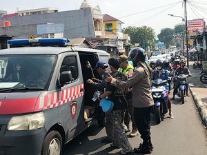 Aparat Gabungan Gelar Razia Preman di Palmerah Jakbar, 20 Orang Ditangkap