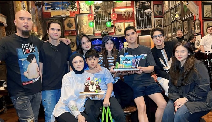 Potret Mulan Jameela Makan dan Rayakan Ultah Bareng Al Ghazali Potret Mulan Jameela Makan dan Rayakan Ultah Bareng Al Ghazali