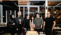 Selain makan berat, Mulan Jameela juga ikut berfoto dengan kue spesial untuk perayaan ulang tahun Ari Lasso. Foto: Instagram @mulanjameela!