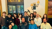 Dalam perayaan ulang tahun Al Ghazali, Mulan juga ikut makan bersama keluarga besar. Aneka hidangan lezat terlihat sudah habis disantap oleh keluarga ini. Foto: Instagram @mulanjameela!