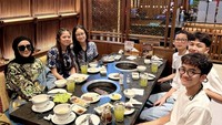 Tidak hanya bersama Al Ghazali, Mulan juga beberapa kali suka membagikan potret saat makan bersama teman-teman anak perempuannya. Ini momen ketika Mulan makan di restoran Gyu Kaku bersama Safeea dan teman-temannya. Foto: Instagram @mulanjameela!