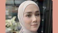Wanita yang sempat menjadi vokalis Duo Ratu ini juga beberapa kali membagikan potret ketika sedang menikmati makanan atau minuman sendiri. Foto: Instagram @mulanjameela!