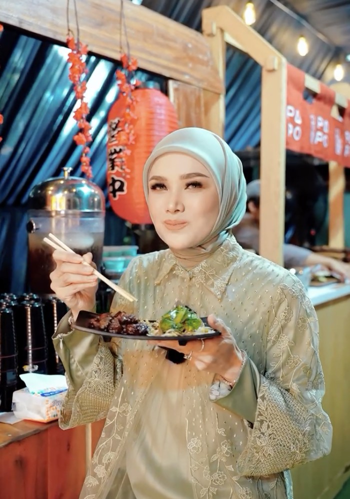 Potret Mulan Jameela Makan dan Rayakan Ultah Bareng Al Ghazali Potret Mulan Jameela Makan dan Rayakan Ultah Bareng Al Ghazali
