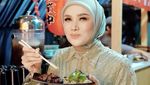 Potret Mulan Jameela Makan dan Rayakan Ultah Bareng Al Ghazali