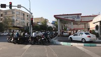 Keesokan harinya, Israel melancarkan serangan lanjutan ke fasilitas pertahanan, industri, dan energi, termasuk kompleks South Pars. Ini disebut sebagai serangan paling masif dalam sejarah konflik Israel-Iran. (REUTERS/Majid Asgaripour) 