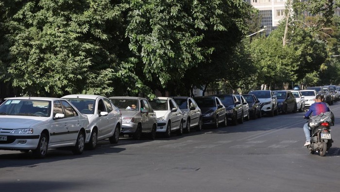 Potret Warga Teheran Serbu SPBU Usai Israel Serang Iran Vehicles are lined up at a gas station following the Israeli strikes on Iran, in Tehran, Iran, June 15, 2025. Majid Asgaripour/WANA (West Asia News Agency) via REUTERS ATTENTION EDITORS - THIS PICTURE WAS PROVIDED BY A THIRD PARTY