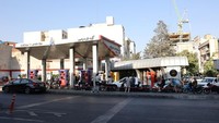 Serangan pada Sabtu malam menyasar fasilitas energi Iran, termasuk depot di wilayah utara Teheran. Meski pemerintah menyebut dampaknya terbatas, warga tetap panik dan memborong bahan bakar. (REUTERS/Majid Asgaripour) 