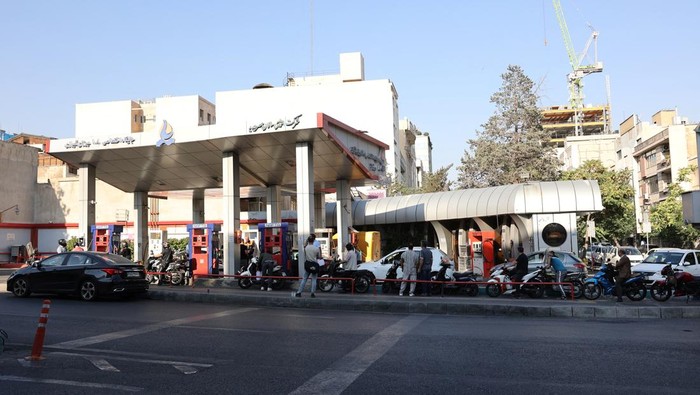 Vehicles are lined up at a gas station following the Israeli strikes on Iran, in Tehran, Iran, June 15, 2025. Majid Asgaripour/WANA (West Asia News Agency) via REUTERS   ATTENTION EDITORS - THIS PICTURE WAS PROVIDED BY A THIRD PARTY