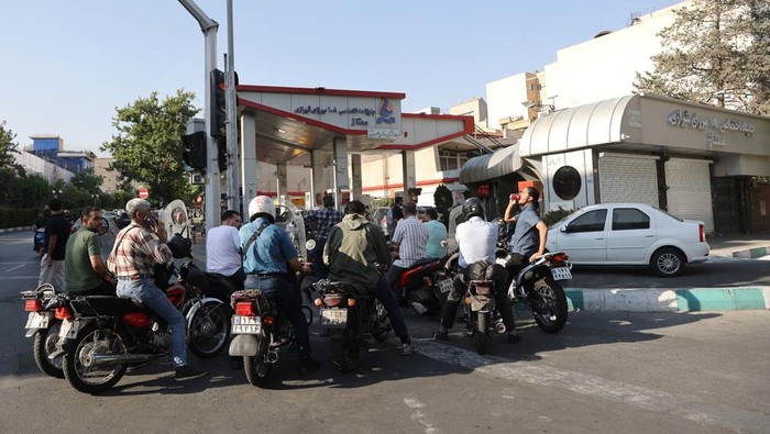 Potret Warga Teheran Serbu SPBU Usai Israel Serang Iran Vehicles are lined up at a gas station following the Israeli strikes on Iran, in Tehran, Iran, June 15, 2025. Majid Asgaripour/WANA (West Asia News Agency) via REUTERS ATTENTION EDITORS - THIS PICTURE WAS PROVIDED BY A THIRD PARTY