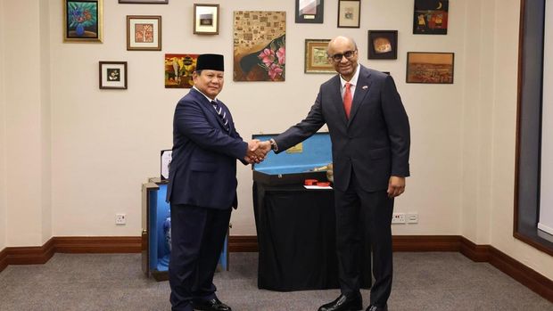 Prabowo juga menyerahkan cendera mata berupa guci putih-biru dan keris kuning emas