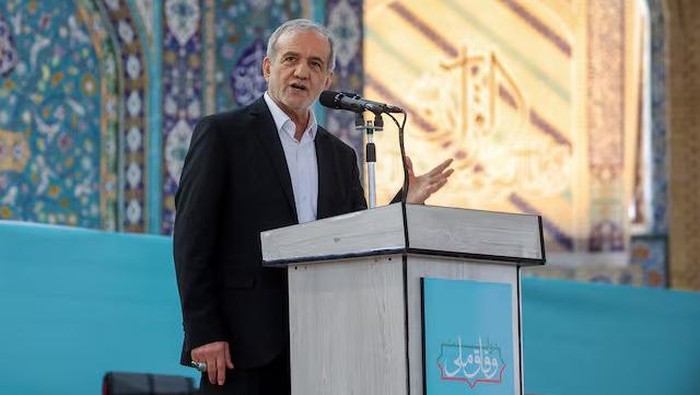 Iranian President Masoud Pezeshkian speaks during a meeting in Ilam, Iran, June 12, 2025. Irans Presidential website/WANA (West Asia News Agency)/Handout via REUTERS/File Photo Purchase Licensing Rights