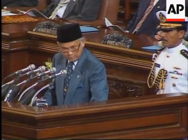 Presiden ke-3 RI, Bacharuddin Jusuf (BJ) Habibie saat berpidato di parlemen pada Agustus 1998 (Tangkapan layar Youtube AP Archive)