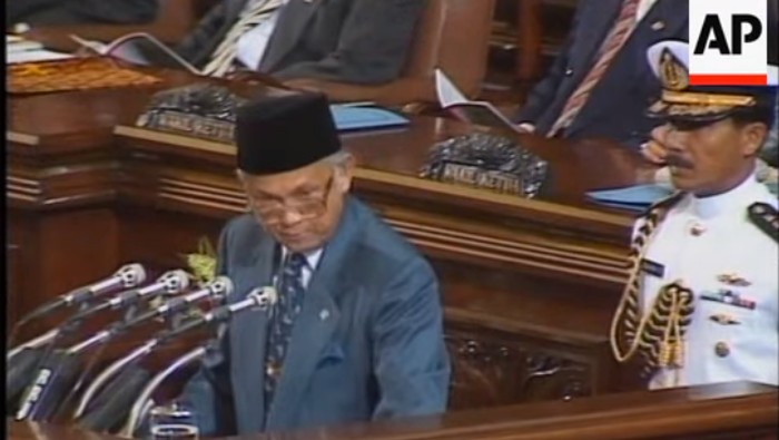 Presiden ke-3 RI, Bacharuddin Jusuf (BJ) Habibie saat berpidato di parlemen pada Agustus 1998 (Tangkapan layar Youtube AP Archive)