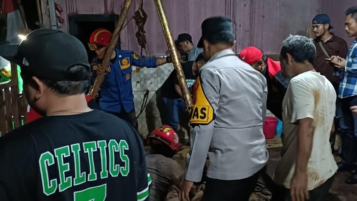 Pria berinisial HA tercebur ke lubang septic tank rumah menantunya di Bojonggede. (dok.Istimewa)