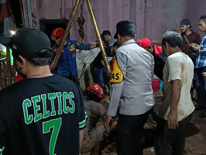 Pria berinisial HA tercebur ke lubang septic tank rumah menantunya di Bojonggede. (dok.Istimewa)