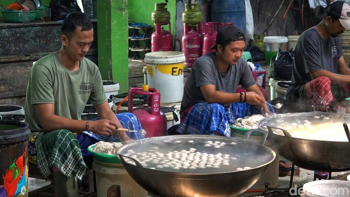 Produksi bakso ikan sabar di Gang Gumilar Sukabumi