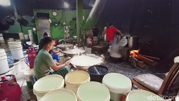 Produksi bakso ikan sabar di Gang Gumilar Sukabumi