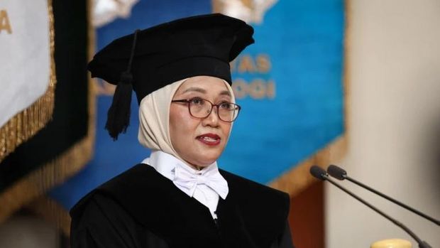 Dosen Antropologi FIB UGM Prof. Dr. Atik Triratnawati saat pengukuhan Guru Besar dalam Bidang Antropologi Kesehatan di Balai Senat UGM, Selasa (10/6/2025).