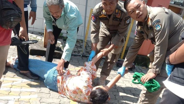 Proses evakuasi salah satu ODGJ di Kabupaten Gresik.