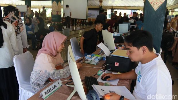 Proses pencairan JHT pekerja PT MTG yang terkena PHK di Pendopo Parasamya Sleman, Senin (16/6/2025).