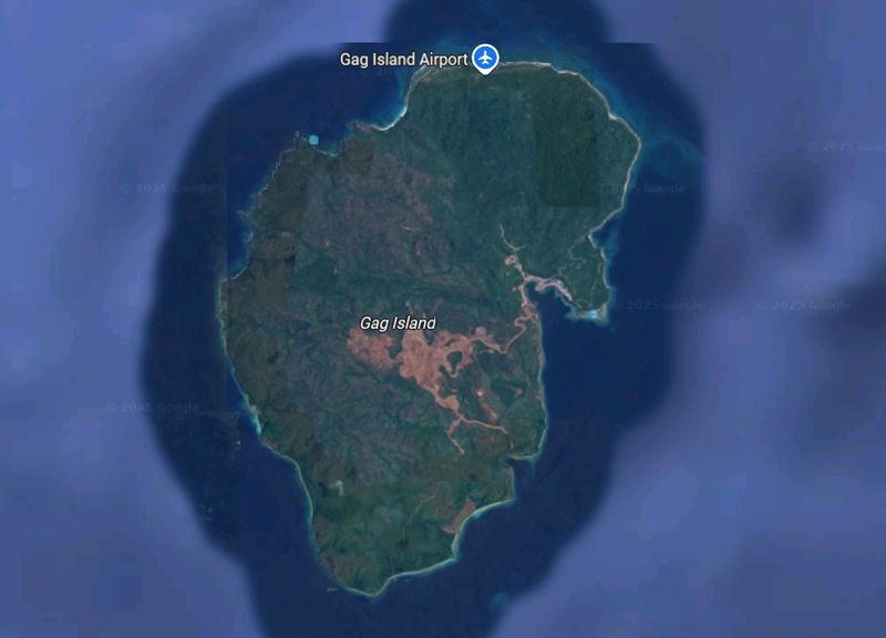 Area warna coklat di Pulau Gag yang menandakan wilayah eksplorasi nikel.
