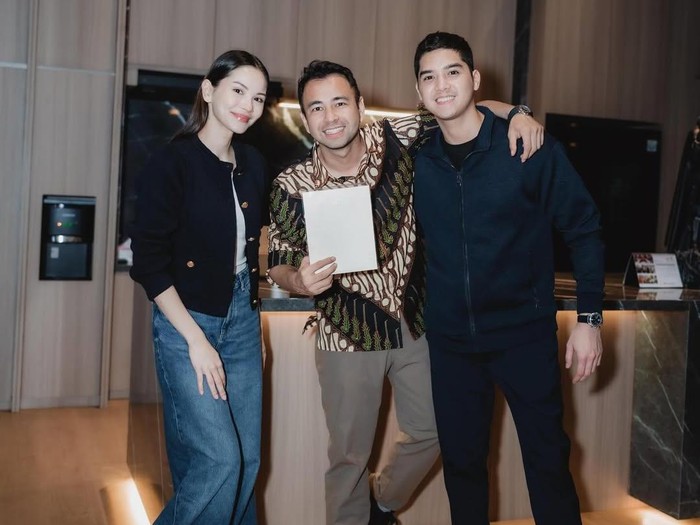 Momen Al Ghazali dan Alyssa Daguise memberikan undangan pernikahan ke Raffi Ahmad.