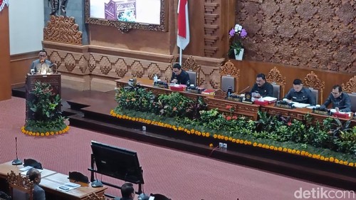 Rapat paripurna ke-15 masa persidangan II 2025 di kantor DPRD Kota Denpasar, Senin (16/6/2025). (Ni Made Lastri Karsiani Putri-detikBali)