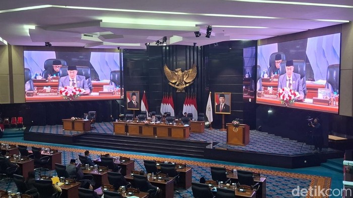 Rapat Paripurna Rancangan Peraturan Daerah tentang Pertanggungjawaban Pelaksanaan APBD (P2APBD) Tahun Anggaran 2024, di Gedung DPRD DKI Jakarta, Senin (16/6). (Belia/detikcom)