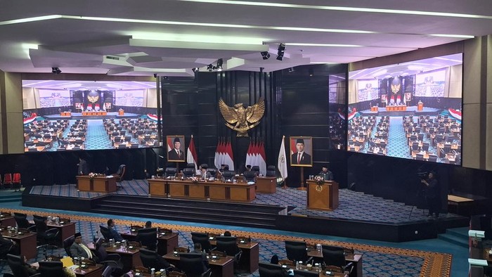 Rapat Paripurna Ranperda tentang Pertanggungjawaban Pelaksanaan APBD (P2APBD) Tahun Anggaran 2024 di Gedung DPRD DKI Jakarta, Senin (16/6/2025).