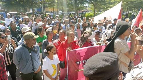 Ratusan massa aksi yang tergabung dalam Aliansi Nasional untuk Demokrasi Baru NTT, saat menggelar aksi di Kantor Gubernur dan Kejati NTT, Senin (16/6/2025). (Simon Selly/detikBali)
