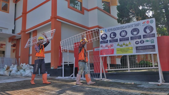 Renovasi Bangunan untuk Sekolah Rakyat Dikebut Jelang Tahun Ajaran Baru Pekerja membawa material saat renovasi bangunan untuk sekolah rakyat di Sentra Terpadu Kartini Temanggung, Jawa Tengah, Senin (16/6/2025). Kementerian Sosial bersama Kementerian Pekerjaan Umum mempercepat renovasi bangunan sekolah rakyat sesuai ketentuan Kementerian Pendidikan Dasar dan Menengah yang ditargetkan selesai sebelum 14 Juli 2025. ANTARA FOTO/Anis Efizudin/tom.