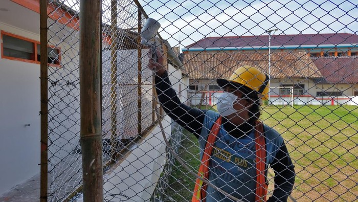 Pekerja membawa material saat renovasi bangunan untuk sekolah rakyat di Sentra Terpadu Kartini Temanggung, Jawa Tengah, Senin (16/6/2025). Kementerian Sosial bersama Kementerian Pekerjaan Umum mempercepat renovasi bangunan sekolah rakyat sesuai ketentuan Kementerian Pendidikan Dasar dan Menengah yang ditargetkan selesai sebelum 14 Juli 2025. ANTARA FOTO/Anis Efizudin/tom.