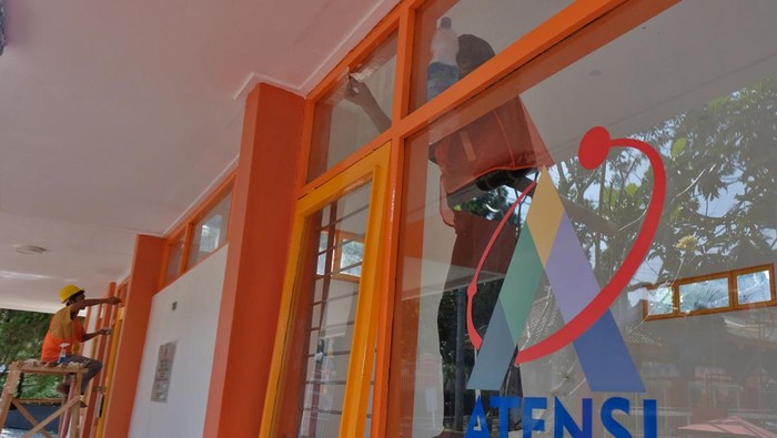 Pekerja membawa material saat renovasi bangunan untuk sekolah rakyat di Sentra Terpadu Kartini Temanggung, Jawa Tengah, Senin (16/6/2025). Kementerian Sosial bersama Kementerian Pekerjaan Umum mempercepat renovasi bangunan sekolah rakyat sesuai ketentuan Kementerian Pendidikan Dasar dan Menengah yang ditargetkan selesai sebelum 14 Juli 2025. ANTARA FOTO/Anis Efizudin/tom.