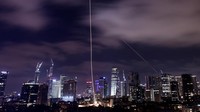 Rekaman yang beredar menunjukkan sejumlah rudal melintas di langit Tel Aviv, disertai ledakan yang terdengar jelas di kota itu dan di wilayah Yerusalem. Beberapa bangunan di kawasan padat penduduk Tel Aviv rusak parah, dan puing-puing berserakan di sekitar permukiman warga. REUTERS/Tomer Neuberg