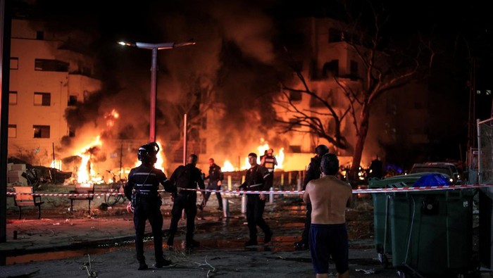 Firefighters and rescue personnel work at an impact site following missile attack from Iran on Israel, in Tel Aviv, Israel June 16, 2025.  REUTERS/Itai Ron ISRAEL OUT. NO COMMERCIAL OR EDITORIAL SALES IN ISRAEL