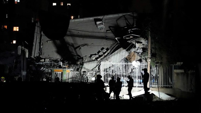 Rescue personnel work at an impact site following missile attack from Iran on Israel, central Israel June 16, 2025.  REUTERS/Tomer Appelbaum ISRAEL OUT. NO COMMERCIAL OR EDITORIAL SALES IN ISRAEL