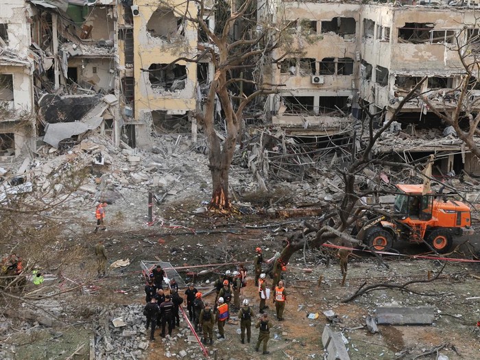 Emergency personnel work at an impact site after missiles were launched from Iran to Israel, in Tel Aviv, Israel, June 16, 2025. REUTERS/Ronen Zvulun