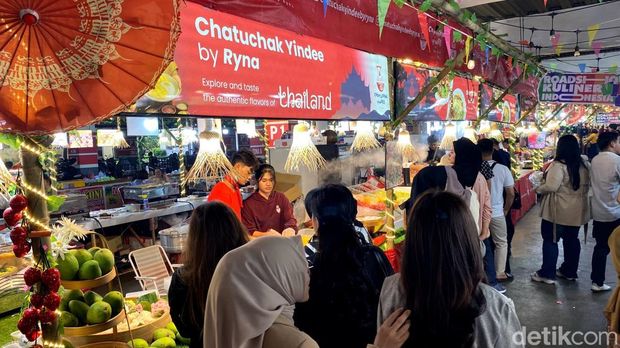 Roadshow Kuliner Viral Indonesia yang berlokasi di Lapangan Parkir TSM Bandung, Jalan Gatot Subroto, Kota Bandung, Senin (16/6/2025).