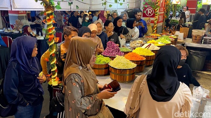 Roadshow Kuliner Viral Indonesia yang berlokasi di Lapangan Parkir TSM Bandung, Jalan Gatot Subroto, Kota Bandung, Senin (16/6/2025).