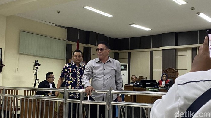 Saksi Hendrawan (baju batik hitam) di Pengadilan Tipikor Semarang, Kecamatan Semarang Barat, Senin (16/6/2025).