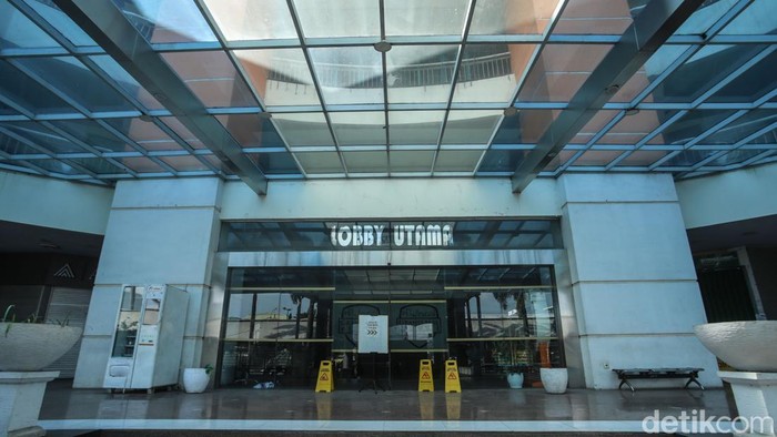 Salah Satu Mal Tertua di Bekasi Kini Tak Lagi Bergeliat Persaingan pusat belanja di Bekasi makin ketat. Grand Mall yang dulu ramai, kini sepi dan hanya beberapa ruko yang masih bertahan.