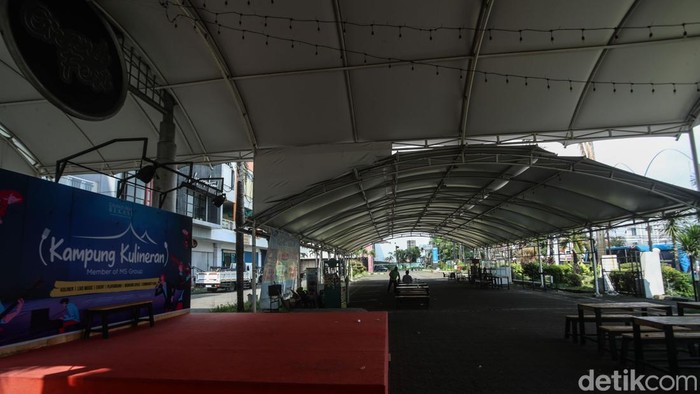 Salah Satu Mal Tertua di Bekasi Kini Tak Lagi Bergeliat Persaingan pusat belanja di Bekasi makin ketat. Grand Mall yang dulu ramai, kini sepi dan hanya beberapa ruko yang masih bertahan.