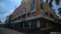 Sebagian kecil ruko di area mal masih buka, meski mayoritas tenant telah hengkang.