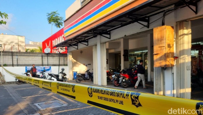 Salah satu minimarket di Surabaya yang halaman parkirnya disegel.