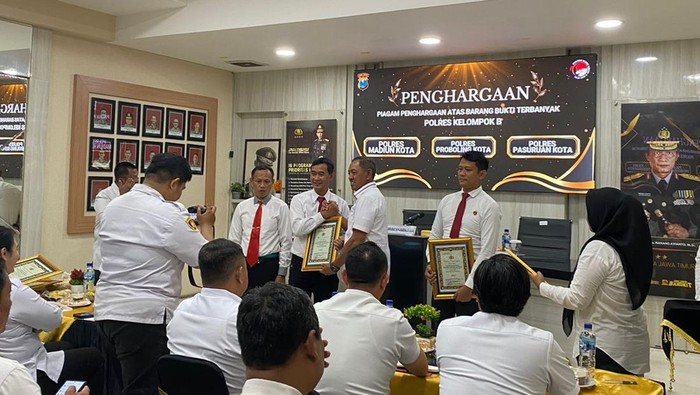 Satresnarkoban Polres Probolinggo Kota raih penghargaan dari Polda Jatim.