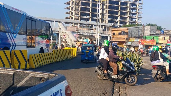 Sebanyak 50 sepeda motor lawan arah ditilang E-TLE di Jalan Raya Otista, tepatnya di sekitar Terminal Kampung Melayu, Jakarta Timur (Jaktim). (dok. X @TMCPoldaMetro)