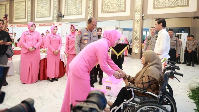 Sejumlah penyandang disabilitas diundang ke Polda Jatim untuk menerima bantuan.